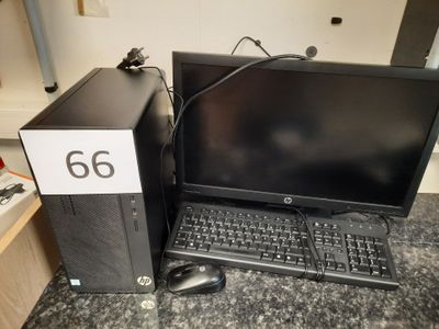 un ordinateur portable et un ordinateur de bureau posés sur un comptoir