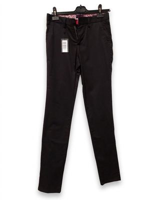 un jean noir suspendu à un cintre