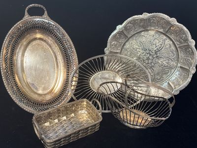 Réunion de platerie en métal dont serviteur à vin