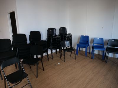 several chairs are arranged in a circle in an empty room