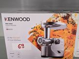 une boîte contenant un hachoir à viande Kenwood exposée dans un magasin