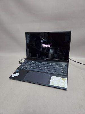 gros plan d'un ordinateur portable sur une surface blanche
