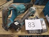 une perceuse sans fil et un marteau-perforateur sans fil posés sur une table en bois