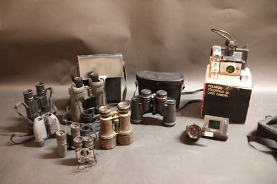 beaucoup de vieux appareils photo et d'autres objets posés sur la table