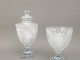 deux vases en verre transparent posés sur une table