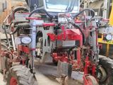 un tracteur rouge garé dans un garage