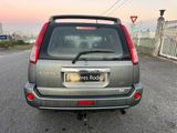 une petite voiture garée sur le bord de la route