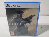 La boîte du jeu vidéo « S First Light » est posée sur une table