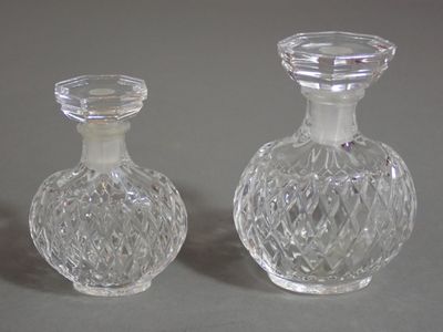 deux vases en verre posés l'un à côté de l'autre sur une table