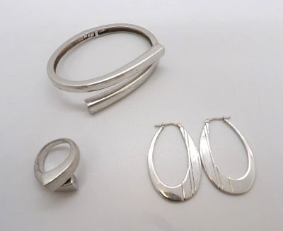 trois anneaux et un anneau sur un fond blanc