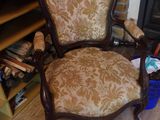 une chaise qui se trouve devant une cheminée