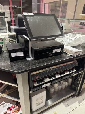 une photo d'une caisse enregistreuse dans un magasin