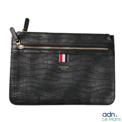 un sac à main noir orné d'une rayure rouge, blanche et bleue