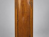 une armoire d'angle ancienne en bois, avec un plateau sculpté