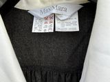 un gros plan d'une robe sur un cintre