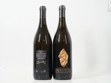 deux bouteilles de vin posées l'une à côté de l'autre sur une table