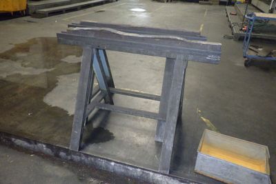 une photo d'un établi dans une usine, avec de nombreux outils
