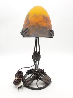l'image d'une lampe posée sur une table
