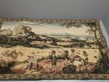une image représentant une tapisserie sur laquelle figure un homme à cheval