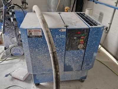 une machine qui se trouve dans une pièce, équipée d'un tuyau