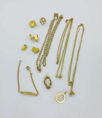 une collection de bijoux en or comprenant un collier, des boucles d'oreilles et une bague