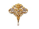une broche ancienne ornée de diamants et de perles