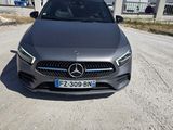 La Mercedes CLA est garée sur un chemin de terre devant un bâtiment