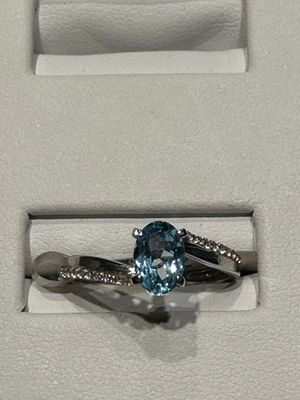 l'image d'une bague ornée d'une topaze bleue