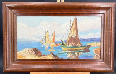 une peinture à l'huile représentant des voiliers sur l'eau, avec des rochers en arrière-plan