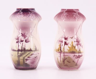 Lot de deux petits vases en barbotine émaillée à décor dégra…