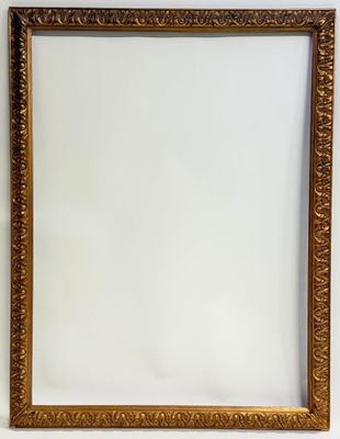 un cadre doré sur fond blanc, bordé d'une bordure dorée