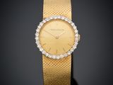 une montre-bracelet en or 18 carats sertie de diamants
