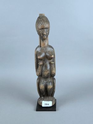 une petite statue représentant une femme tenant un bébé dans ses bras