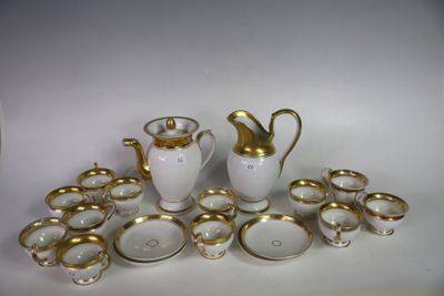 beaucoup d'assiettes et de tasses blanches et dorées