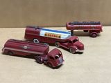 quatre camions de pompiers miniatures posés sur une table
