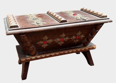 une petite table en bois ornée d'un motif décoratif