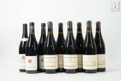 six bouteilles de vin sont alignées sur une surface blanche