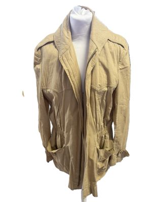 une photo d'une veste beige sur un mannequin