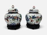 deux vases décorés de fleurs