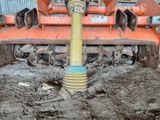 une photo d'un chantier de construction avec une pelleteuse jaune et bleue
