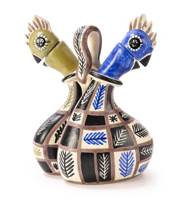 un vase décoratif orné d'un oiseau sur fond blanc