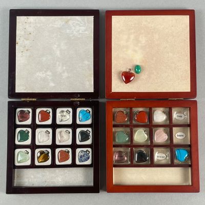 deux boîtes en bois contenant des pierres de différentes couleurs, posées sur une table