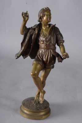 figurine en bronze représentant une femme tenant un oiseau, posée sur un socle