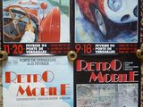 une série d'affiches accrochées au mur d'un immeuble