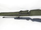 un fusil de chasse avec un étui à fusil et un fusil sur fond blanc