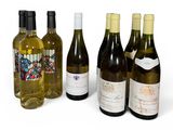 plusieurs bouteilles de vin posées les unes à côté des autres sur une surface blanche
