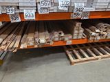 de nombreuses caisses en bois sur les étagères du magasin