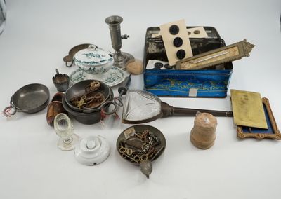 un grand nombre d'objets posés sur une table