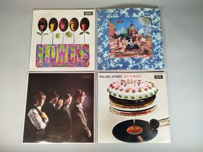 quatre vinyles des albums des Beatles, accompagnés d'un gâteau et d'une photo des Beatles