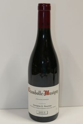 une bouteille de vin posée sur une table